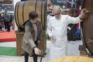 Eroski comercializa al año un millón de botellas de sidra elaborada en el País Vasco .