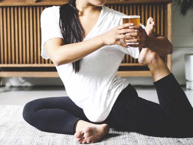 Beeryoga, clases de yoga con litros de cerveza .