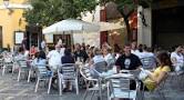 Las terrazas madrileñas sólo abrirán hasta la 1 de la madrugada en invierno y la 1.30 en verano .