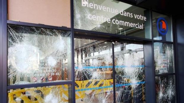 Agricultores franceses vuelven a volcar camiones de vino español.