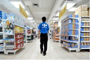 CC OO pide a Carrefour, El Corte Inglés y Alcampo una subida salarial .