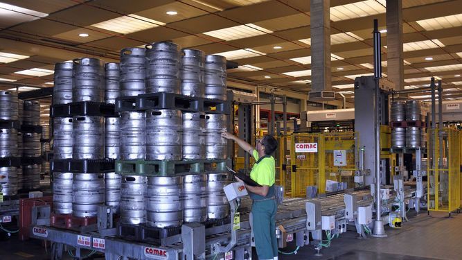 Cruzcampo invierte 3,2 millones en su fábrica de Sevilla para elaborar su cerveza 0,0%.