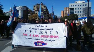 Los despedidos de las cafeterías del Grupo Covadonga cortan la carretera .