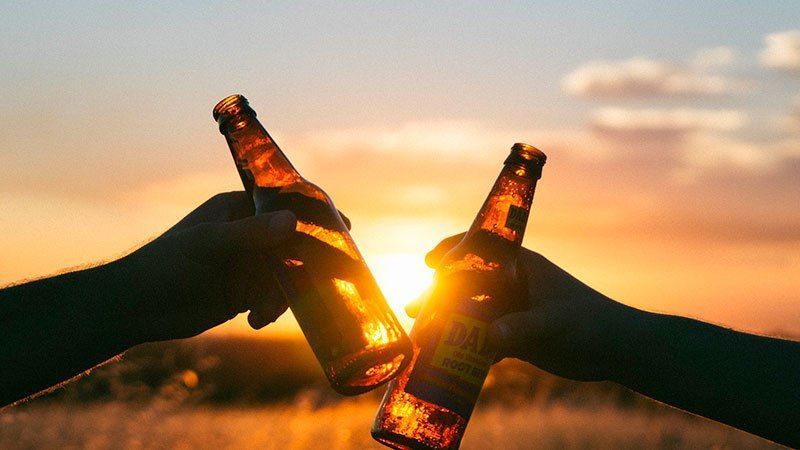 Los españoles, grandes consumidores de cerveza incluso con la crisis.
