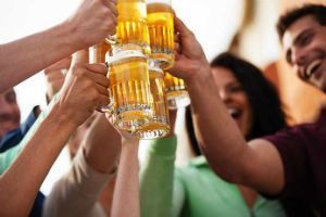 El consumo de cerveza, cada vez más generalizado en España .