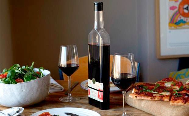 Una botella de vino tan plana que entra en el buzón.