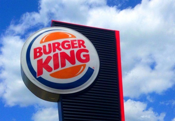 Burger King anuncia que se abastecerá de pollos criados sin antibióticos.
