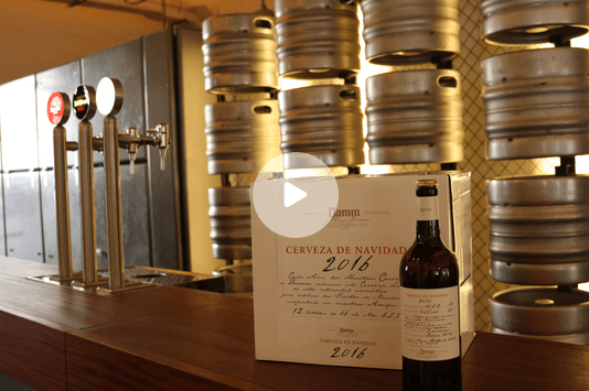 Descubrimos cómo se elabora la cerveza de Navidad de Damm en su fábrica.