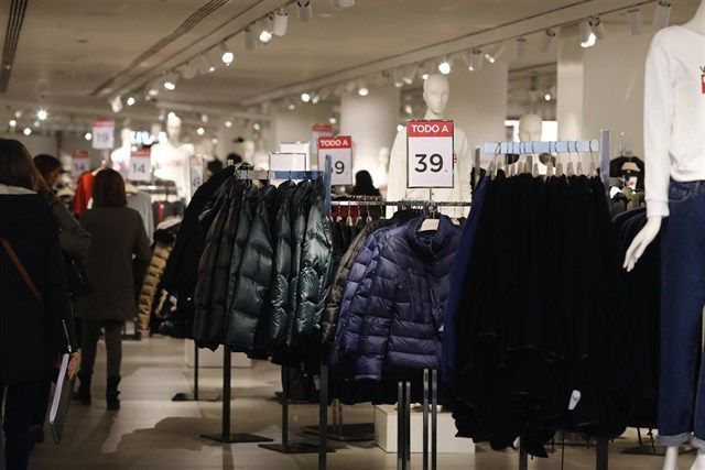 Los precios caen en Madrid un 0,4 por ciento en enero y el IPC interanual se eleva hasta un 2,7%.
