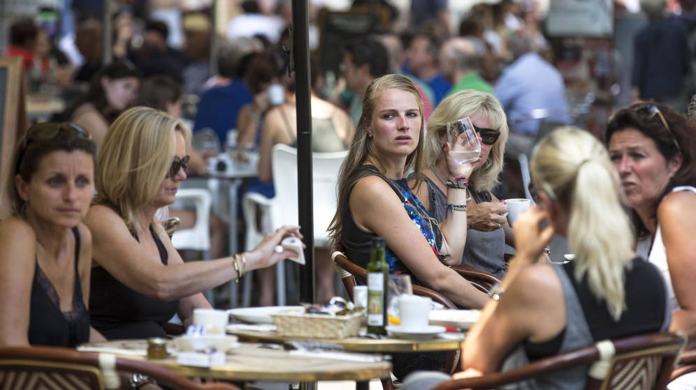 El negocio de hoteles, bares y restaurantes crece ya más del doble que el PIB.