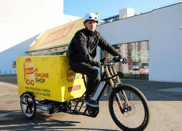 El reparto con bicicletas llega al supermercado.