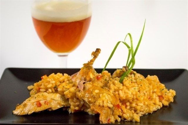 Una guía de ‘Menús Saludables de Cáceres’ muestra combinaciones de comidas semanales de dieta mediterránea con cerveza.