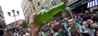 El argumento de los hosteleros: la botella de sidra cuesta menos que una cerveza y da más trabajo.