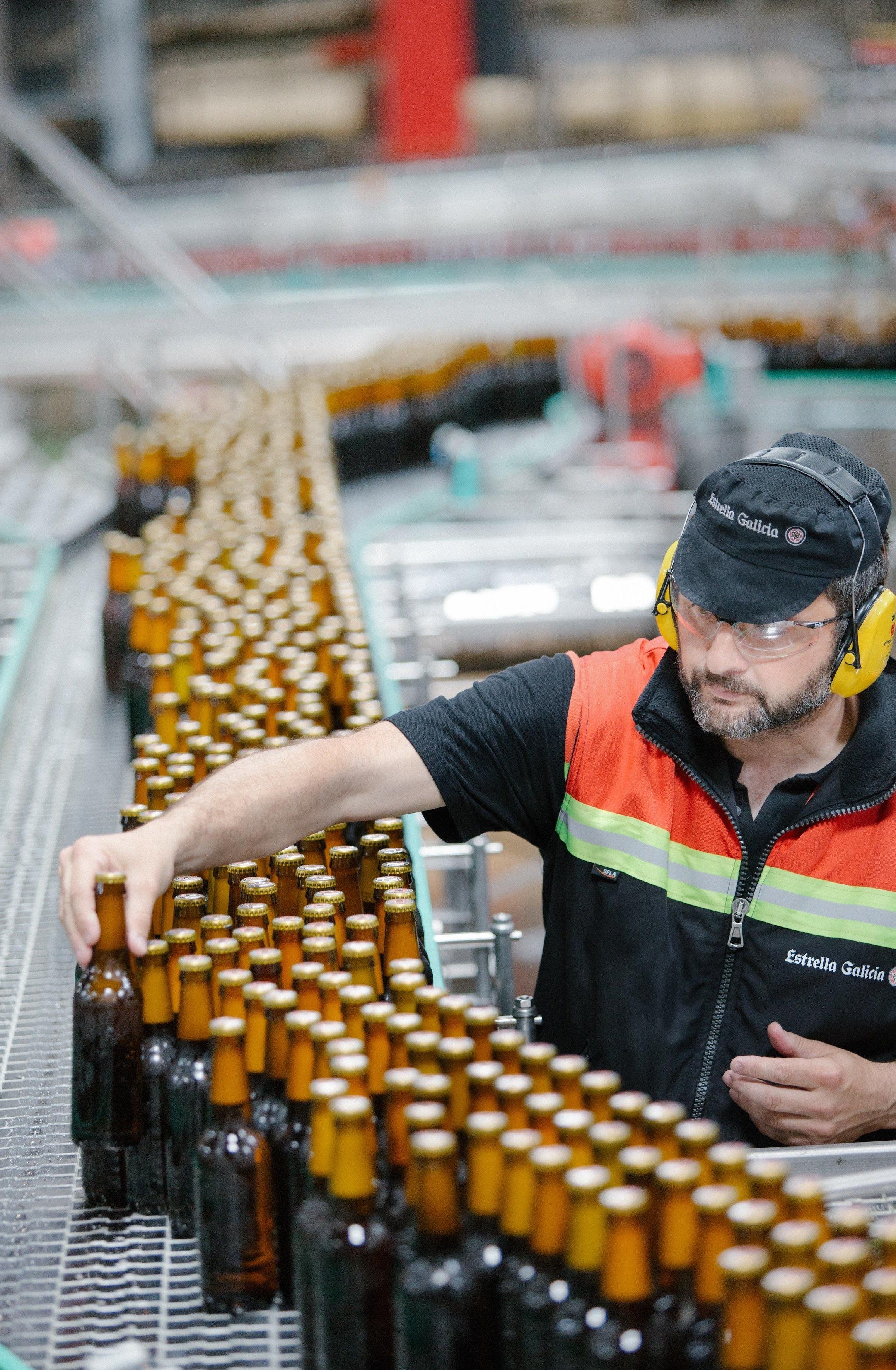 Estrella Galicia pone en valor el proceso de elaborar cerveza en su nueva campaña publicitaria.