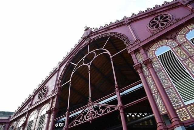 Barcelona no concederá nuevas licencias de restaurantes, bares y tiendas turísticas en Sant Antoni durante un año.