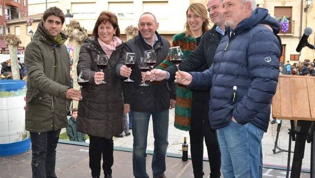 Lapuebla de Labarca comparte su primer vino del año.