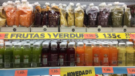 Los zumos ‘detox’ y los ‘smoothies’ conquistan los lineales de los súper.