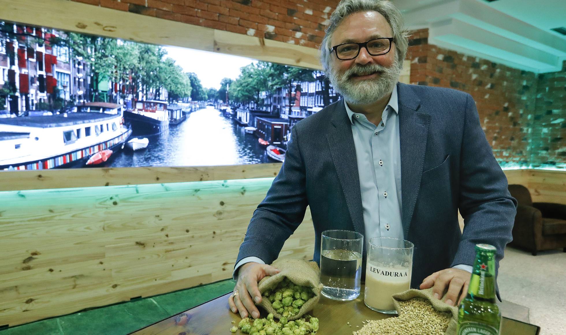 “Producir mil millones de cervezas también es artesanal”.