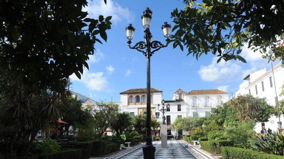 Vecinos de Marbella piden que las mesas de restaurantes no ocupen la zona central de la plaza Los Naranjos.