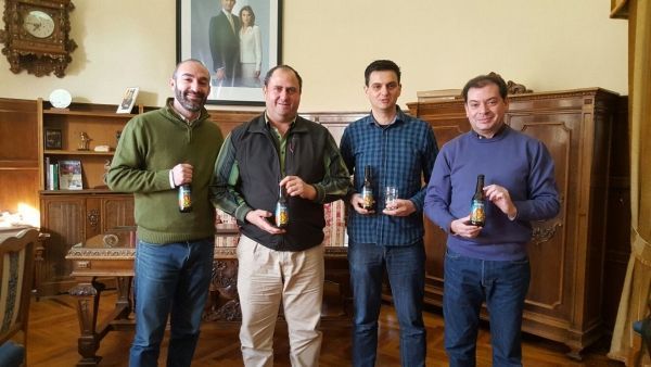 La cerveza Ilúnica se presentó formalmente en el Ayuntamiento de Hellín .