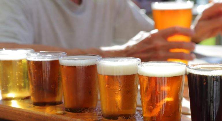 Una empresa de EEUU busca tres becarios para viajar por el mundo bebiendo cerveza.