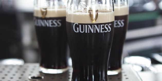 La cerveza Guinness es en realidad roja, no negra.