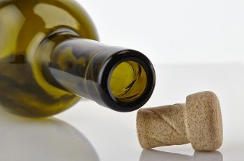 Dos opciones de cierre para botellas de vino que hacen la apertura más fácil.