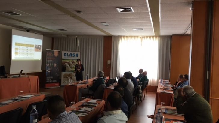 Zoetis desarrolla el programa vacunal en novillas en la jornada de la Asociación Frisona Segoviana.