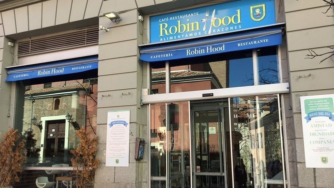 El padre Ángel inaugura mañana en La Latina su tercer restaurante Robin Hood y un «pelobús» para las personas sin hogar.