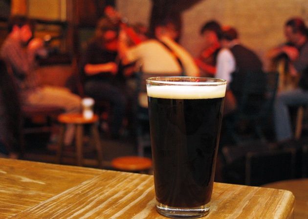 Día de San Patricio: qué diferencia a una cerveza negra de una rubia (aparte del color).