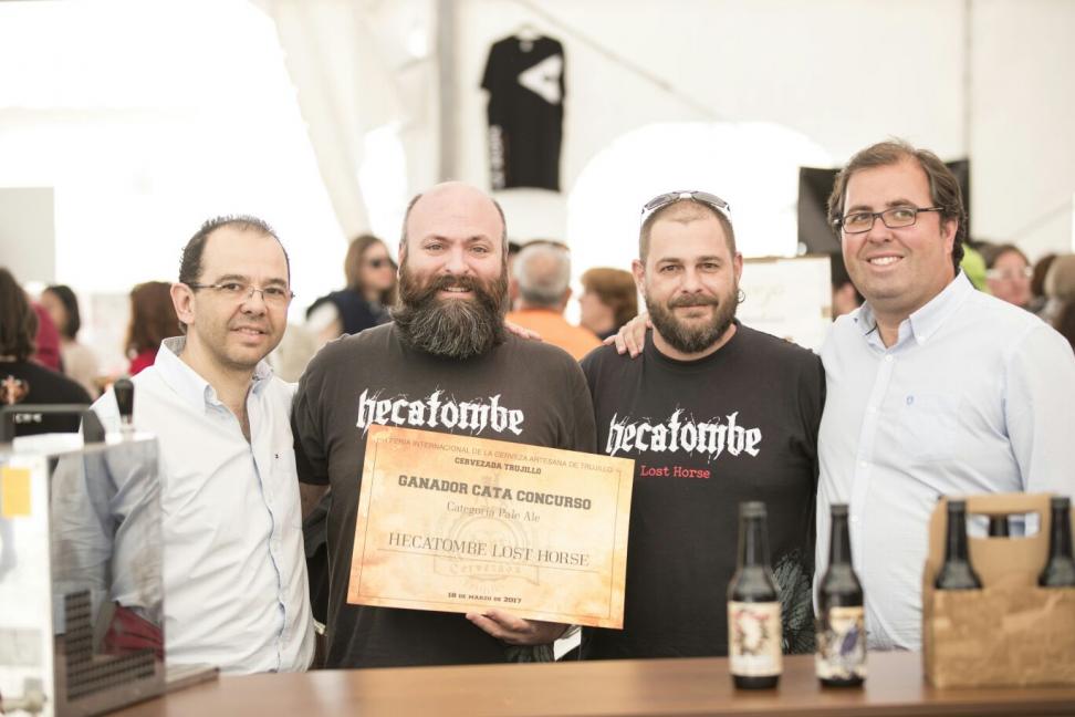 Hasta once cerveceros agotan existencias en la feria de la cerveza de Trujillo.