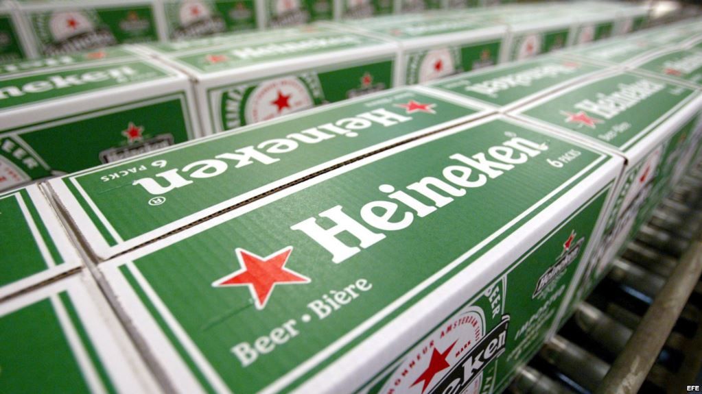 La cerveza Heineken en peligro por usar símbolo comunista.