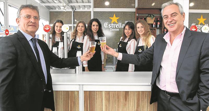 Estrella Damm sirve la cerveza más fresca de estas fiestas 2017.