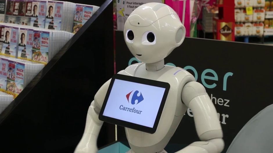 Carrefour presenta a Pepper, un robot que interactúa con sus clientes.
