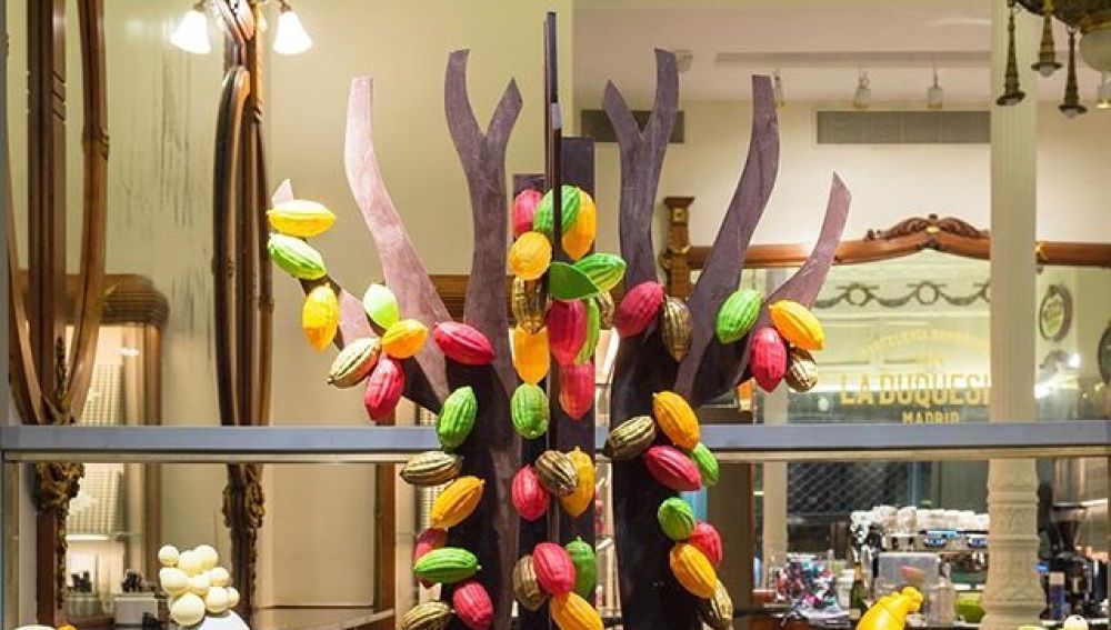 Una pastelería madrileña crea un árbol de 1,5 metros de chocolate para la Semana Santa.