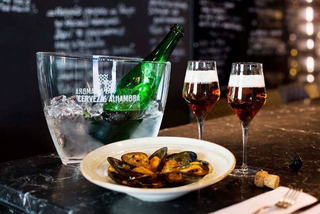 Dieciséis restaurantes ofrecen sus platos en maridaje con las cervezas Alhambra Roja y 1925 de Mahou .