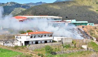 Un incendio en la antigua fábrica de leche Sandra obliga a evacuar un centro.