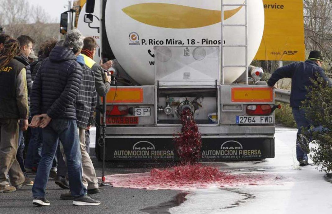 Los agricultores franceses amenazan con nuevas acciones contra el vino español.