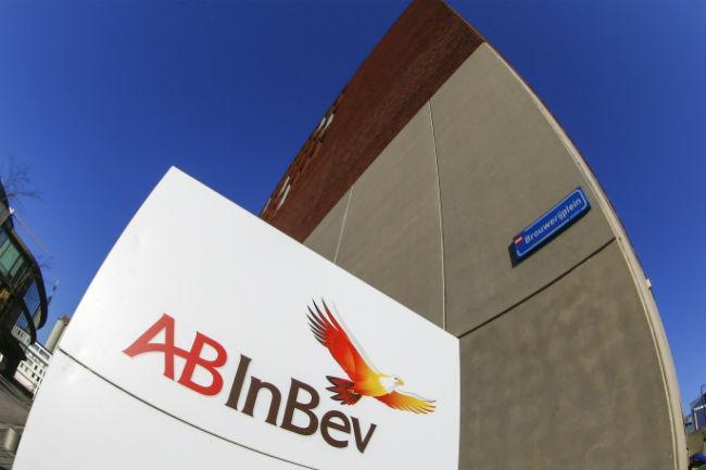 Beneficio neto de AB InBev cayó 43% en el 2016.