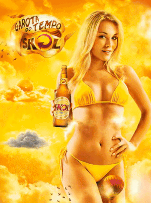 Una marca de cervezas pide a mujeres que pinten sobre sus anuncios más machistas.