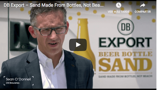 La máquina que convierte botellas de cerveza en «arena de playa».