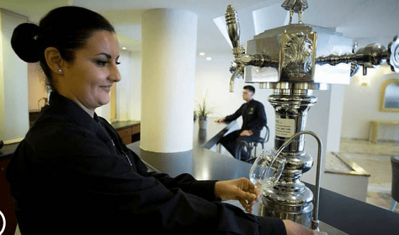 Una ley para obligar a bares y restaurantes a dar un vaso de agua gratis.
