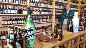 Fernando Fuentes ha abierto en Los Corrales una exposición consus cerca de 3.500 botellines y latas de todo tipo y origen.