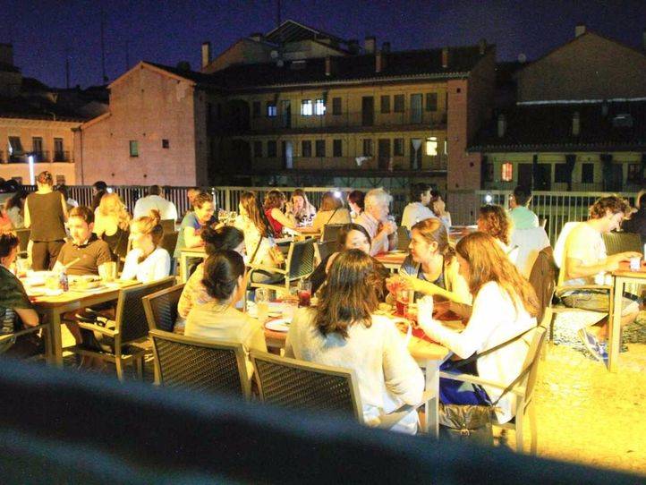 Los bares y restaurantes podrán cerrar una hora más tarde durante las fiestas.
