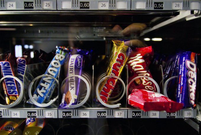 Retrasar el tiempo de servicio de productos menos saludables en las máquinas expendedoras es efectivo.