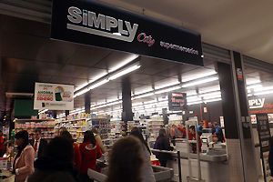 Simply también se apunta a tener supermercados abiertos 24 horas .