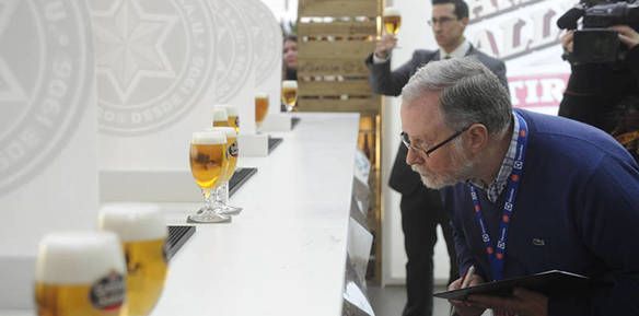 ¿Te gusta la cerveza? Aprende a tirarla bien (en cinco pasos)