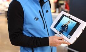 Carrefour implanta en sus hipermercados un servicio de vídeo-interpretación para personas sordas.