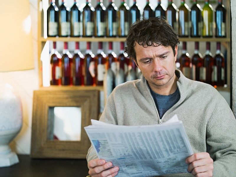 El vino tinto reduce su presencia en prensa un 13,3% en cinco años y cede protagonismo ante el empuje de rosados y blancos.