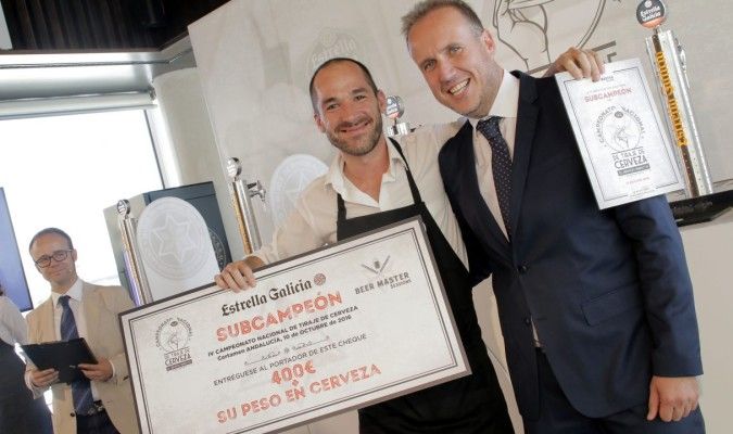 Un sevillano aspira a ser campeón de España de tiraje de cerveza.